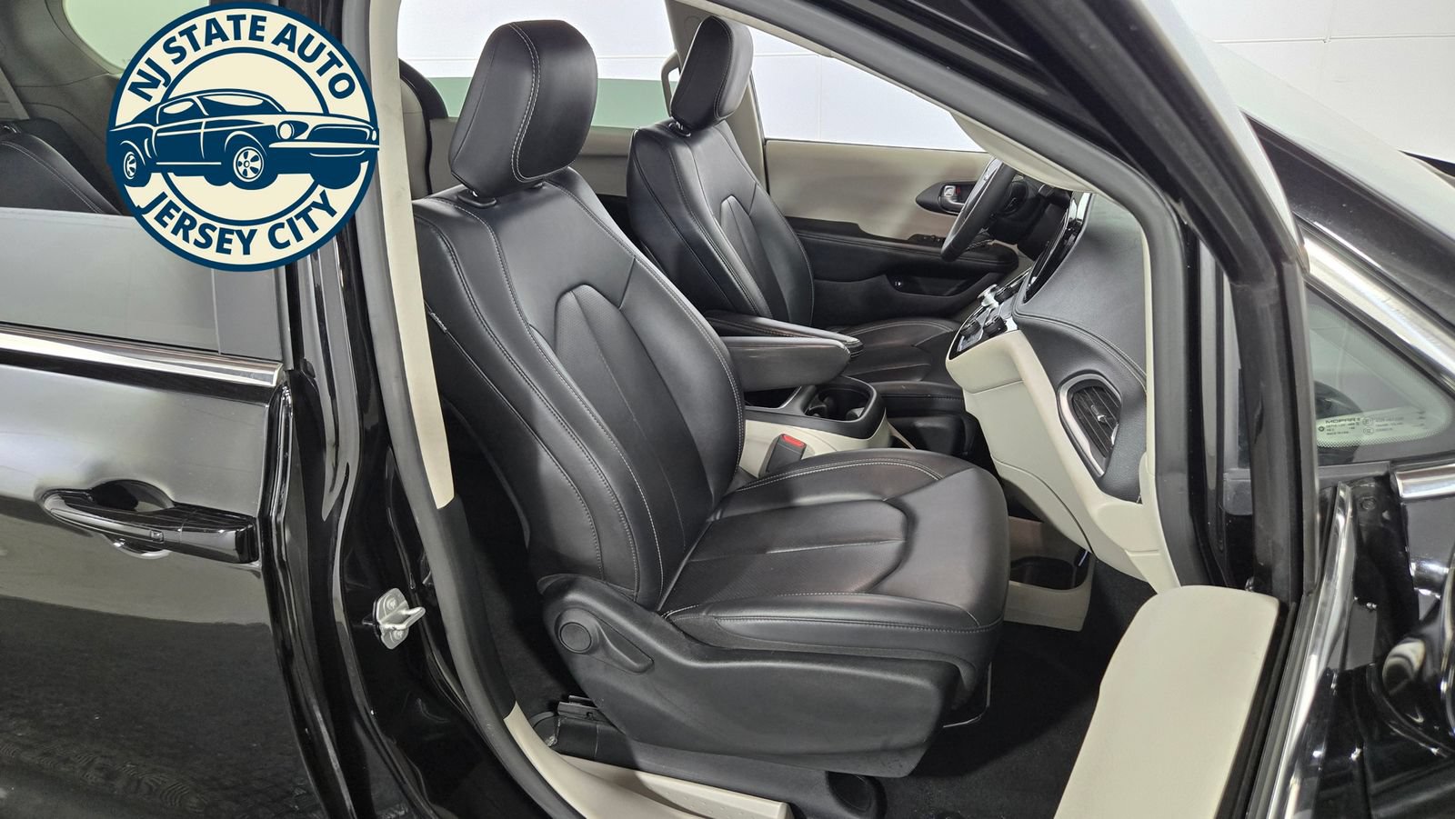 Used 2024 Chrysler Pacifica Limited FWD image 4