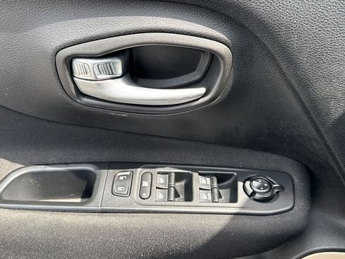 Used 2016 Jeep Renegade Latitude FWD image 20