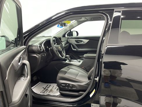 Used 2025 Chevrolet Blazer LT FWD image 2