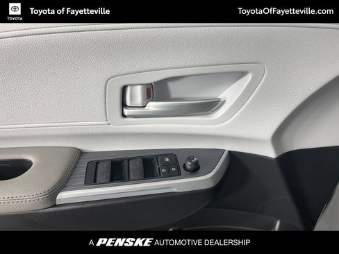 Used 2026 Toyota Sienna XLE FWD image 28