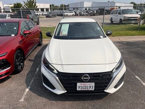 Used 2025 Nissan Altima 2.5 SV FWD image 2