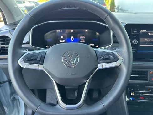 Certified 2025 Volkswagen Taos SE image 12
