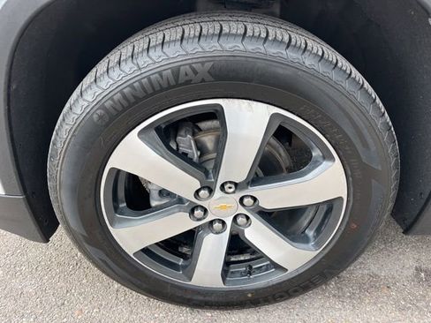 Used 2022 Chevrolet Traverse LT w/ LT Premium Package image 23