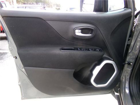 Used 2019 Jeep Renegade Sport w/ Sport Appearance Group image 2