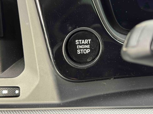 Used 2024 Porsche Cayenne w/ Premium Package image 19