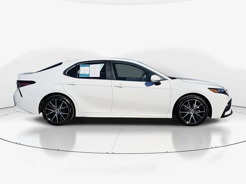 Used 2024 Toyota Camry SE image 3