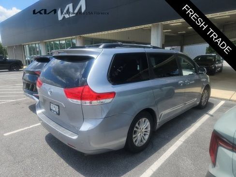 Used 2013 Toyota Sienna XLE FWD image 2