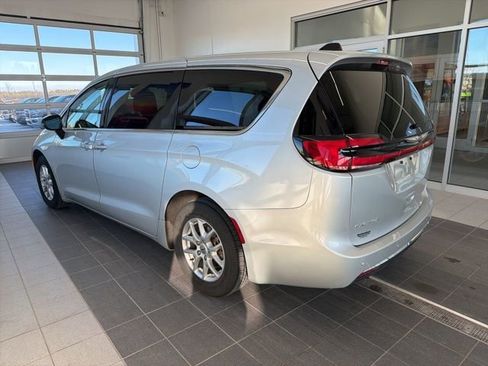 Used 2024 Chrysler Pacifica Touring-L image 3