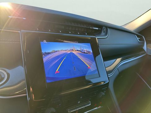 Used 2022 Jeep Grand Cherokee Laredo w/ Luxury Tech Group I image 39