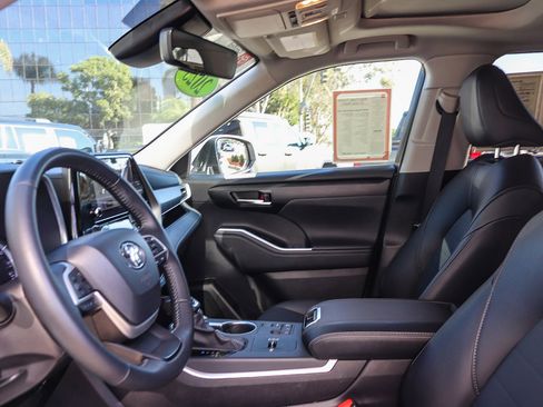Certified 2025 Toyota Highlander XLE image 18