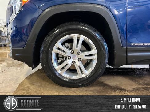 Used 2022 GMC Terrain SLE w/ Driver Convenience Package image 17
