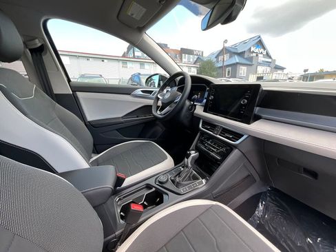 New 2025 Volkswagen Taos SE image 18