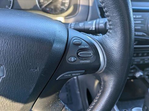 Used 2019 Nissan Pathfinder SV image 11