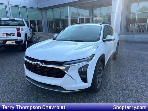 Used 2024 Chevrolet Trax LT w/ Sunroof Package FWD image 1