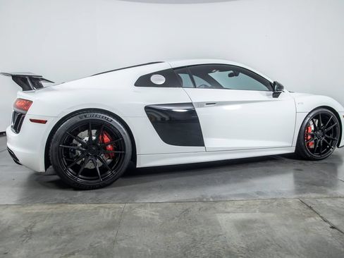 Used 2018 Audi R8 V10 w/ Premium Package RWD image 5