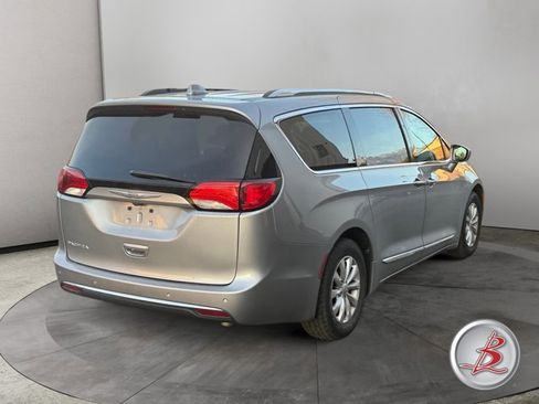 Used 2018 Chrysler Pacifica Touring-L image 7