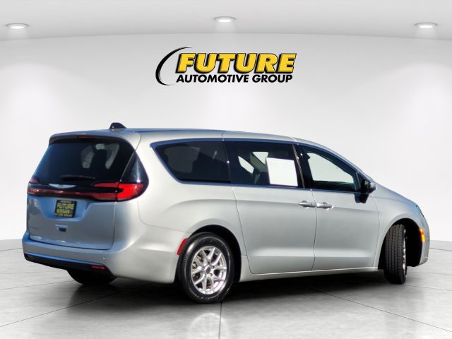 Used 2023 Chrysler Pacifica Touring-L FWD image 4