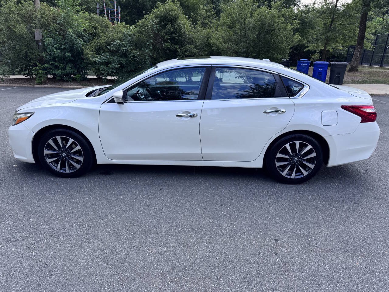 Used 2016 Nissan Altima 2.5 SV w/ Convenience Package FWD image 2