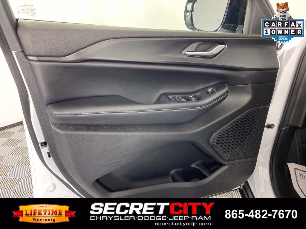 Used 2023 Jeep Grand Cherokee L Laredo AWD/4WD image 12
