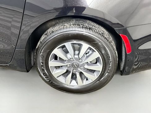 Used 2025 Chrysler Pacifica Select image 35