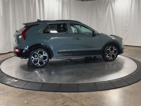Certified 2025 Kia Niro EX Touring image 2