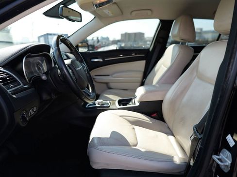 Used 2018 Chrysler 300 Limited image 19