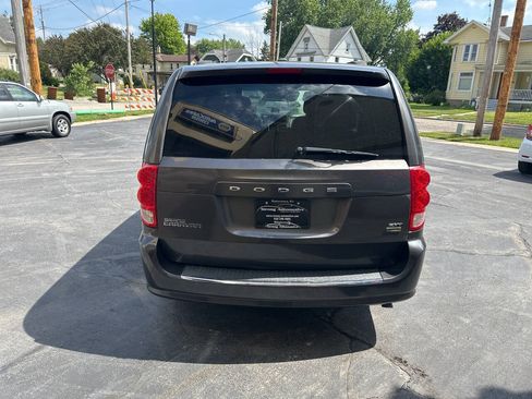 Used 2016 Dodge Grand Caravan SXT FWD image 4