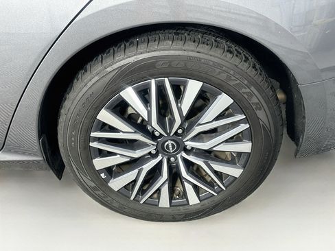 Used 2025 Nissan Altima 2.5 SV FWD image 11