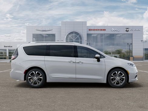 New 2025 Chrysler Pacifica Pinnacle w/ Trailer Tow Group FWD image 22