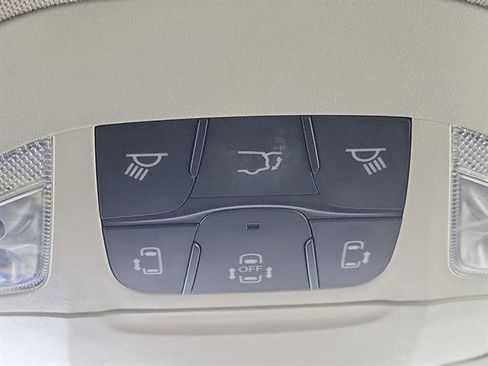 Used 2023 Chrysler Pacifica Touring-L image 35