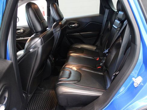 Used 2019 Jeep Cherokee Trailhawk w/ Cold Weather Group AWD/4WD image 13