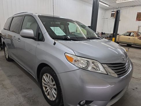 Used 2014 Toyota Sienna XLE FWD image 14