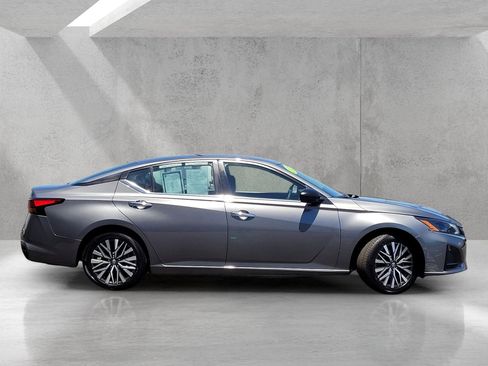 Used 2025 Nissan Altima 2.5 SV FWD image 3
