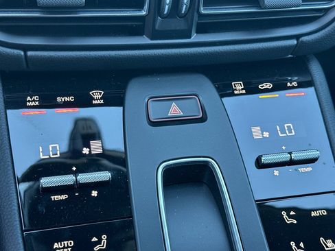 Used 2025 Porsche Macan image 21