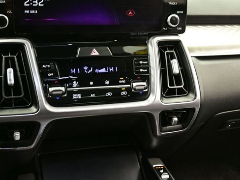 Used 2024 Kia Sorento EX w/ Panoramic Sunroof Package image 10