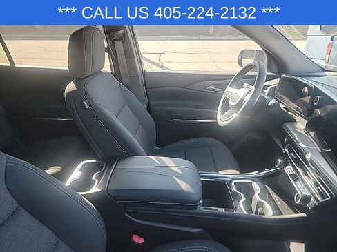 Used 2025 Chevrolet Traverse LT image 21