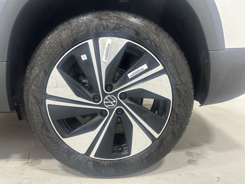 New 2026 Volkswagen Taos SE image 22