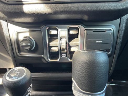 New 2025 Jeep Gladiator Sport image 27