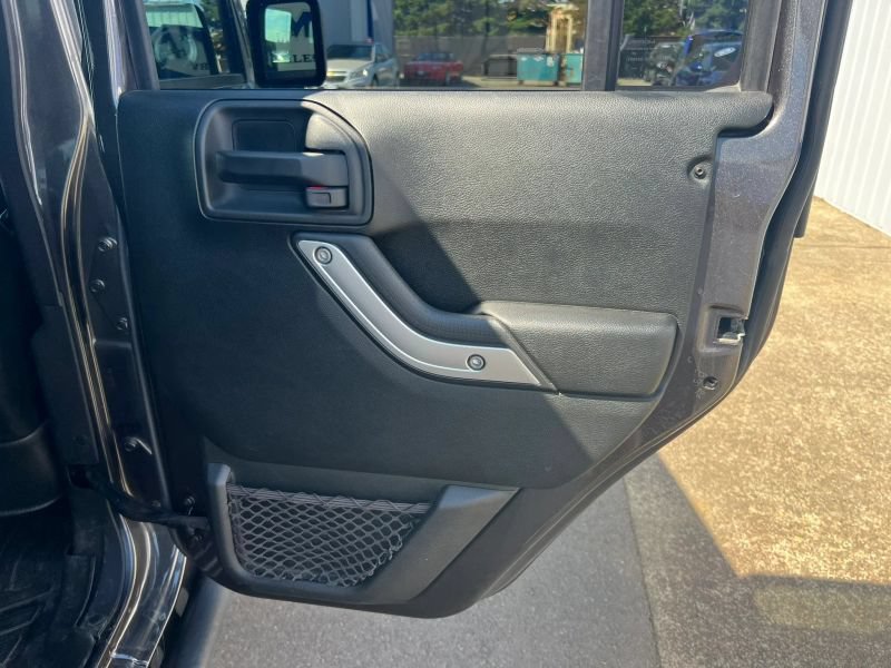 Used 2018 Jeep Wrangler Unlimited Sahara w/ Dual Top Group AWD/4WD image 10