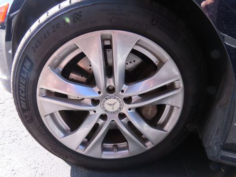 Used 2011 Mercedes-Benz E 550 Sedan image 15