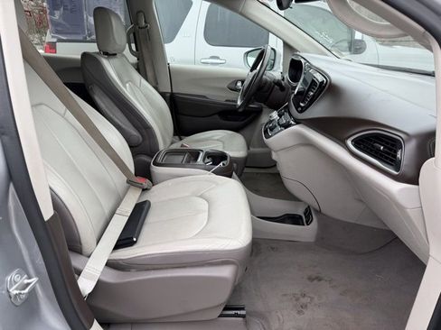 Used 2017 Chrysler Pacifica Touring-L image 5