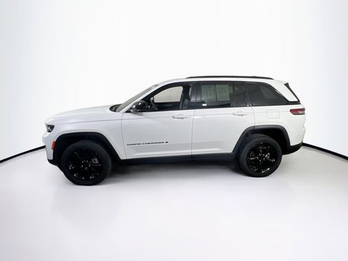 Used 2023 Jeep Grand Cherokee Altitude AWD/4WD image 8