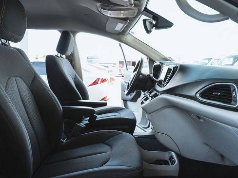 Used 2017 Chrysler Pacifica Touring image 16