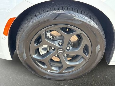 Used 2024 Chrysler Pacifica Limited FWD image 9