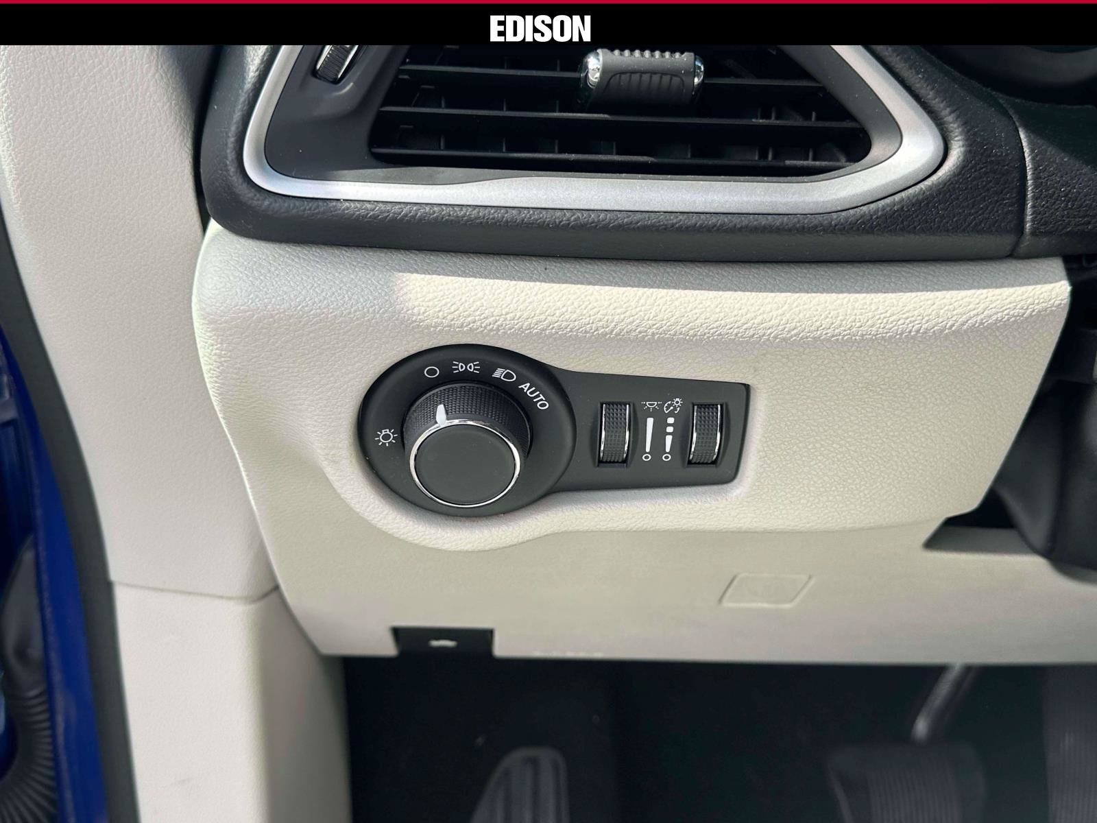 Used 2019 Chrysler Pacifica LX FWD image 18