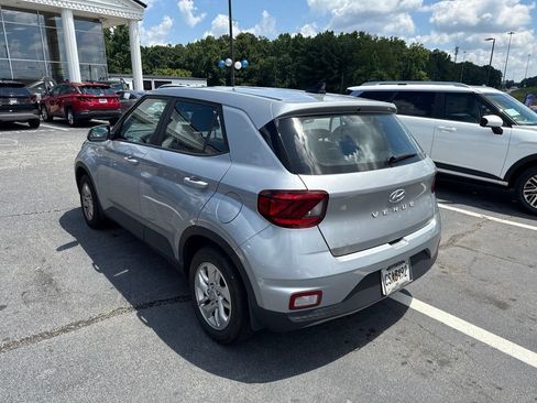 Used 2021 Hyundai Venue SE FWD image 2