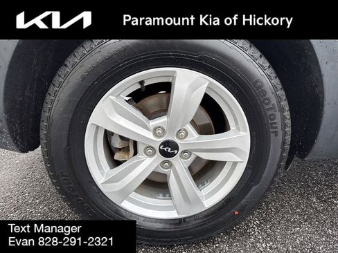 Used 2023 Kia Sorento LX image 9