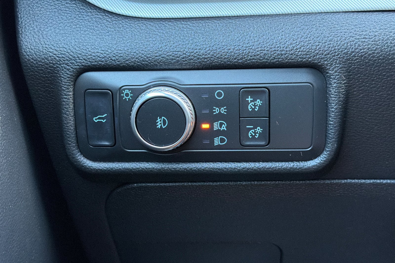 Used 2020 Ford Explorer XLT w/ Equipment Group 202A AWD/4WD image 24