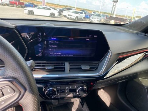 Used 2024 Chevrolet Trax RS w/ Sunroof Package image 21