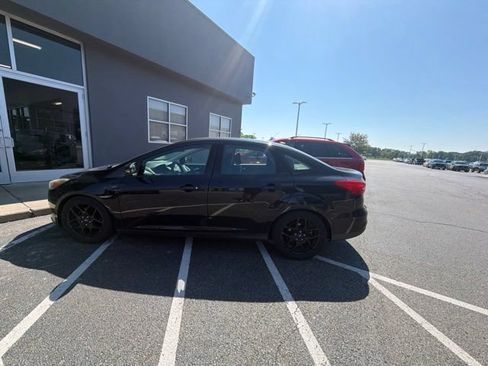 Used 2016 Ford Focus SE FWD image 2